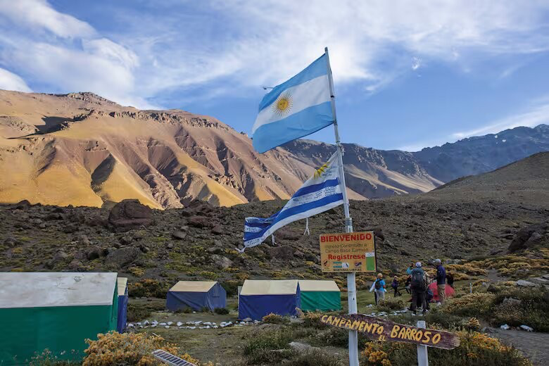 Banderas argentina y uruguaya en el Campamento El Barroso