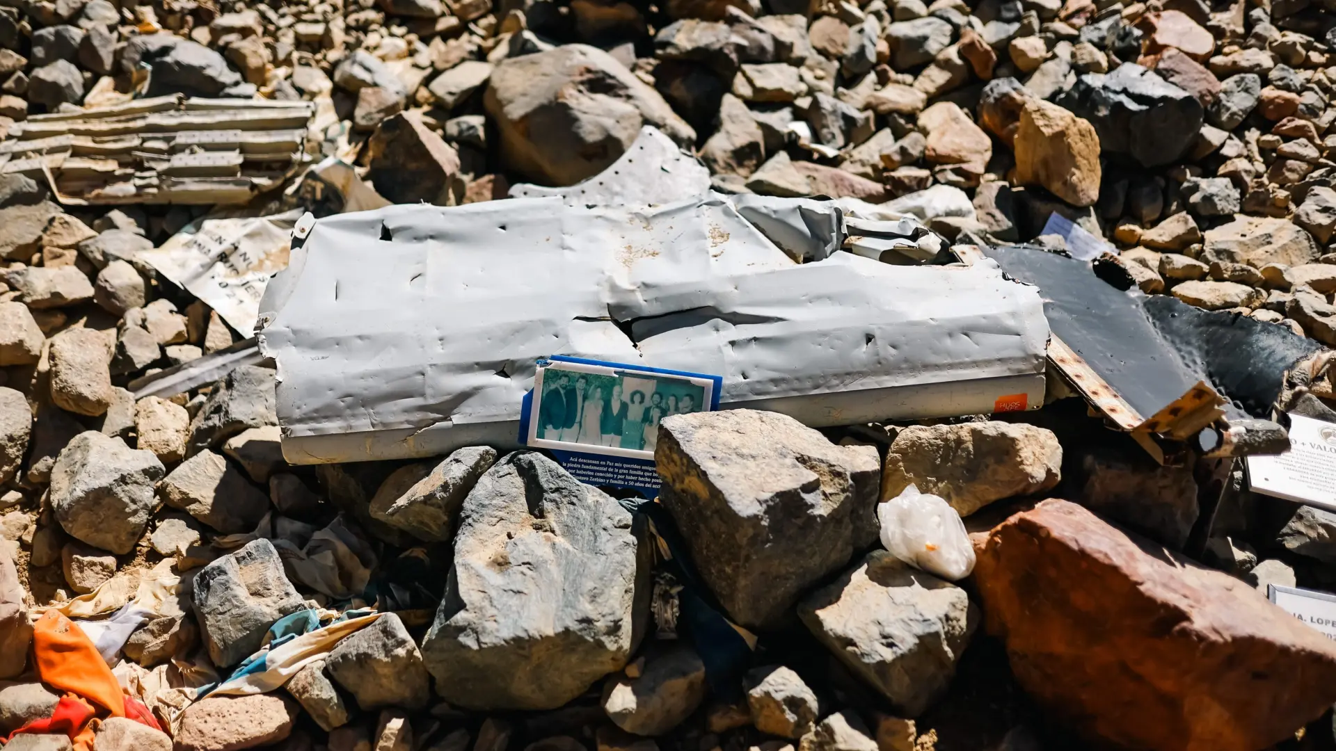 Valle de las Lágrimas: restos del fuselaje y recuerdos entre las piedras