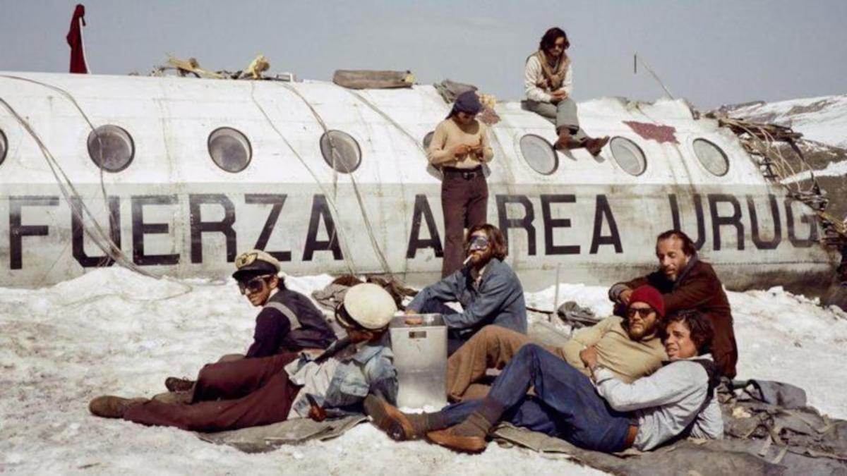 Los protagonistas de la historia junto al fuselaje en la cordillera, 1972